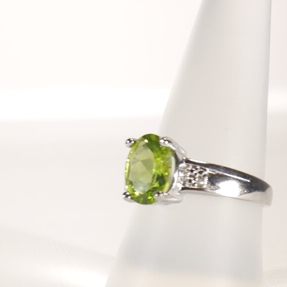 Peridot 1.8 Carats Ring SIZE 7-1/4 - Picture 2 of 12